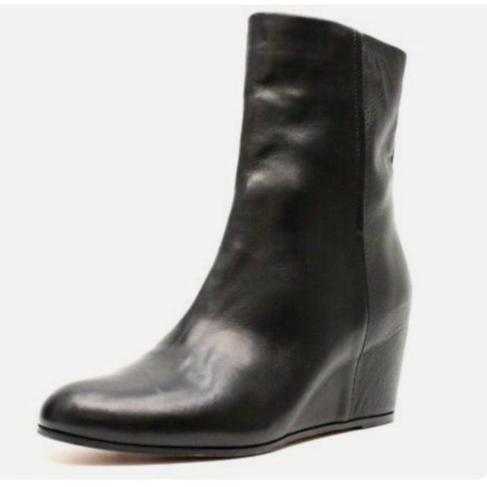 Womens VINCE " MICHELA " stylish black leather wedged boots shoes sz. 7.5